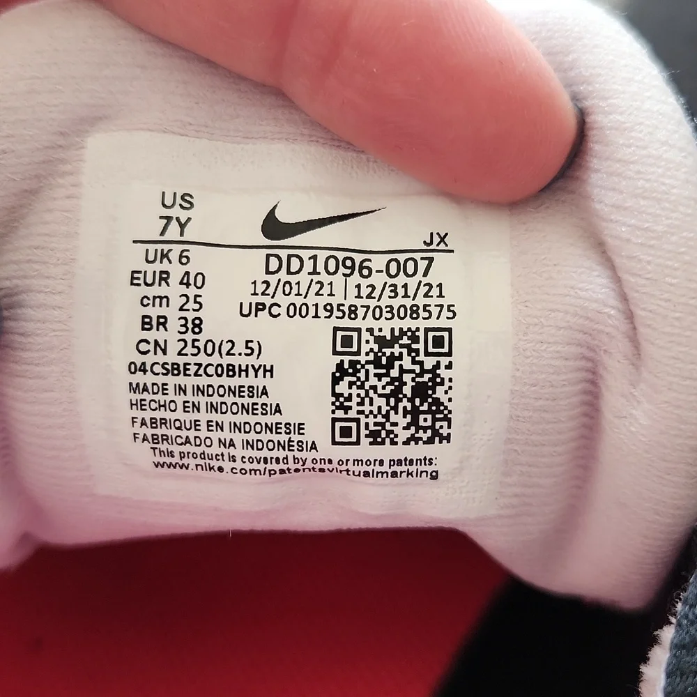 Nike Tennis shoes 7Y - Picture 5 of 5